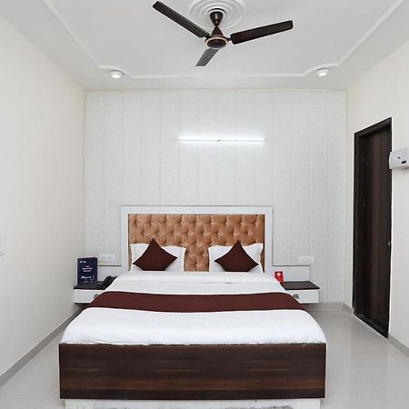 Oyo 13555 Amber Inn Γκουργκάον Εξωτερικό φωτογραφία