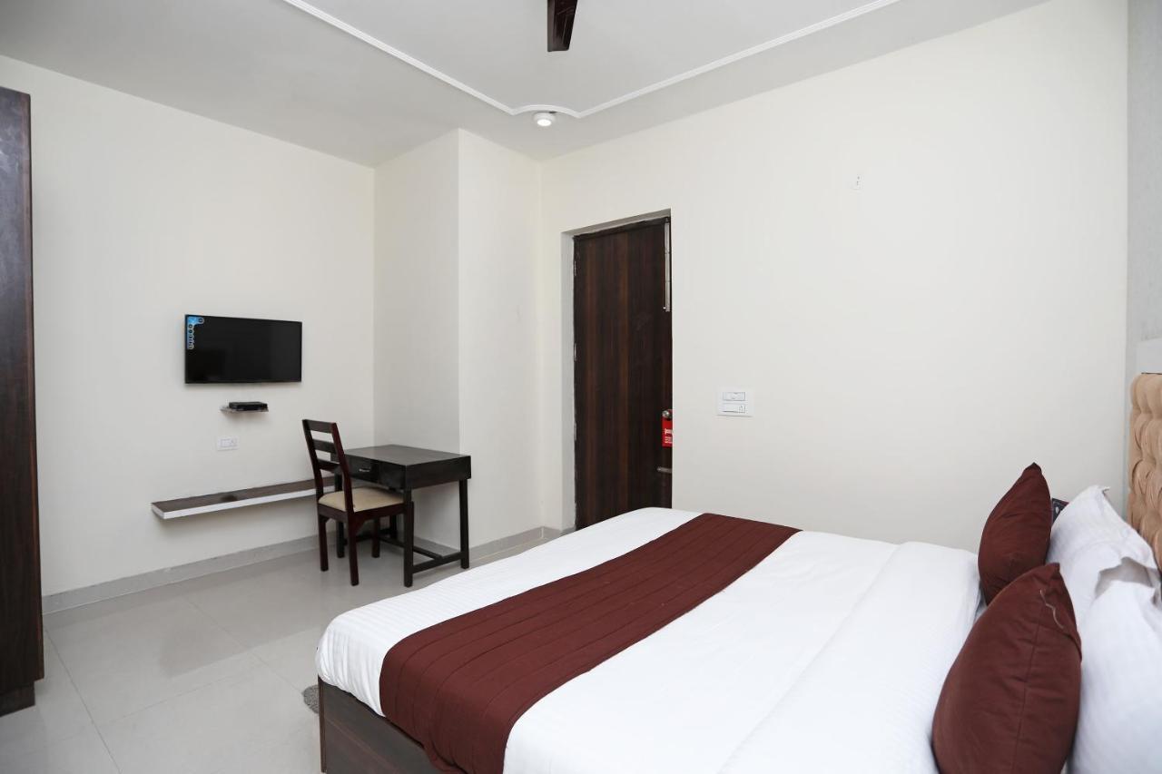 Oyo 13555 Amber Inn Γκουργκάον Εξωτερικό φωτογραφία