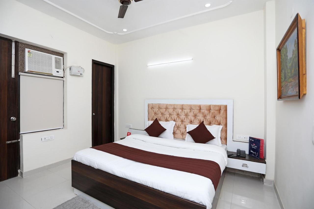Oyo 13555 Amber Inn Γκουργκάον Εξωτερικό φωτογραφία
