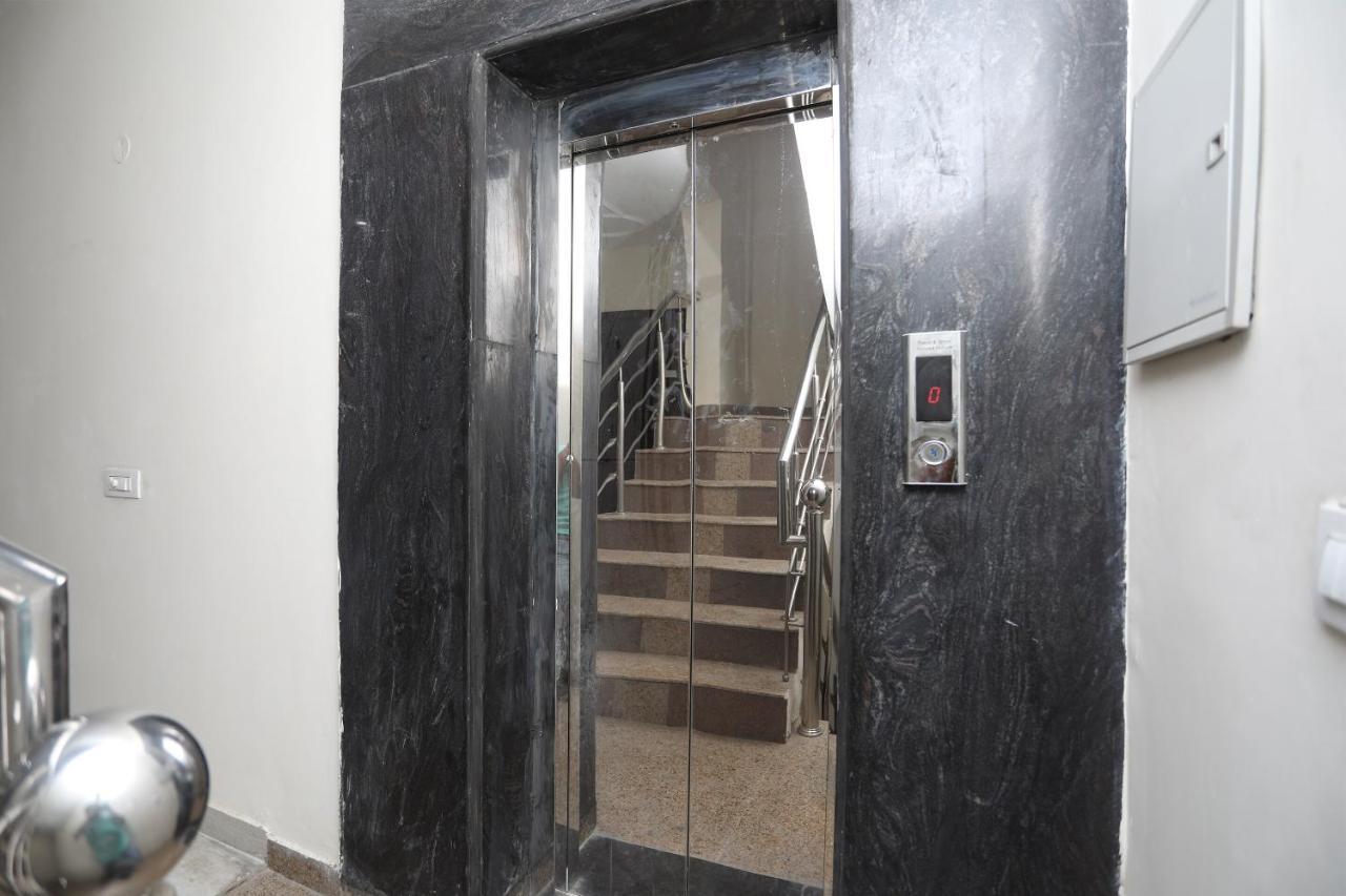 Oyo 13555 Amber Inn Γκουργκάον Εξωτερικό φωτογραφία