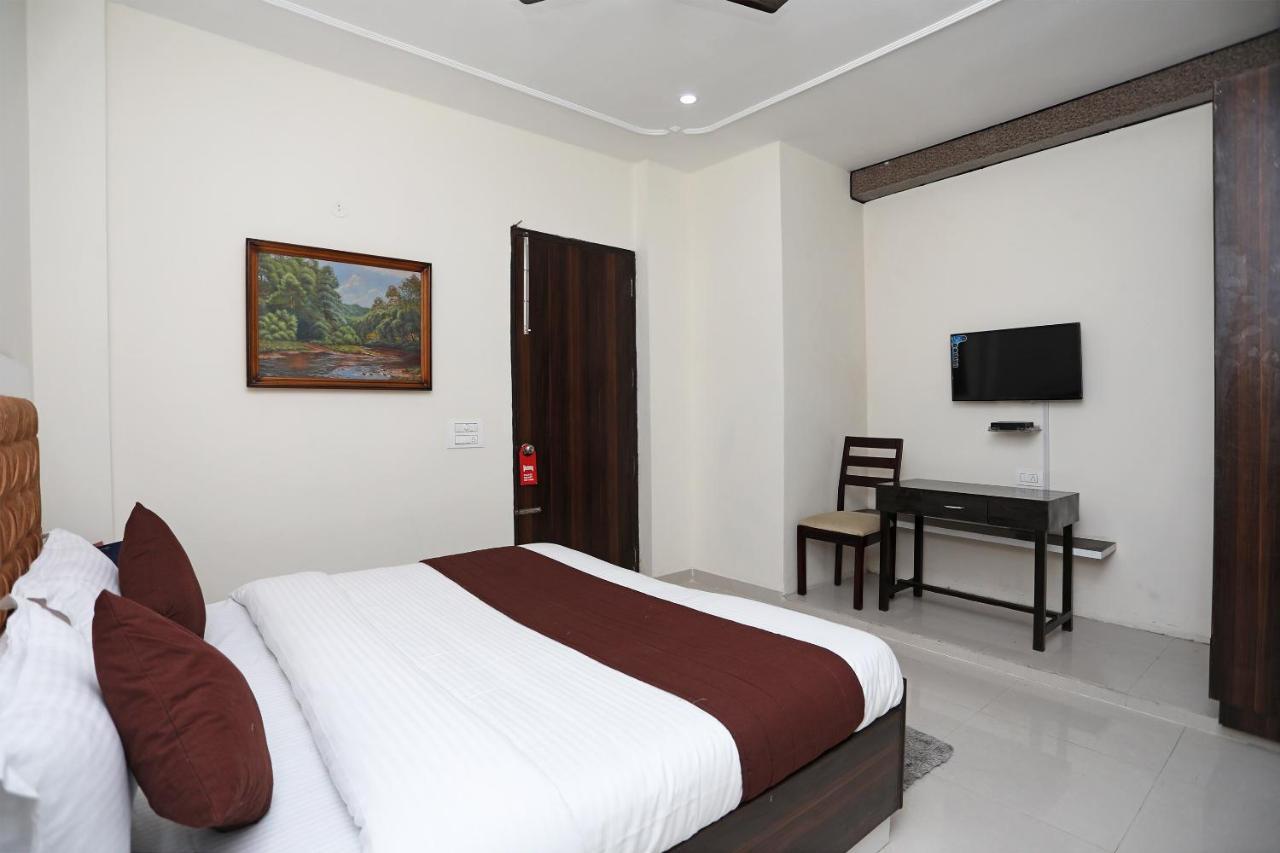 Oyo 13555 Amber Inn Γκουργκάον Εξωτερικό φωτογραφία
