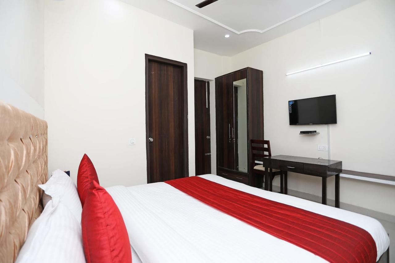 Oyo 13555 Amber Inn Γκουργκάον Εξωτερικό φωτογραφία