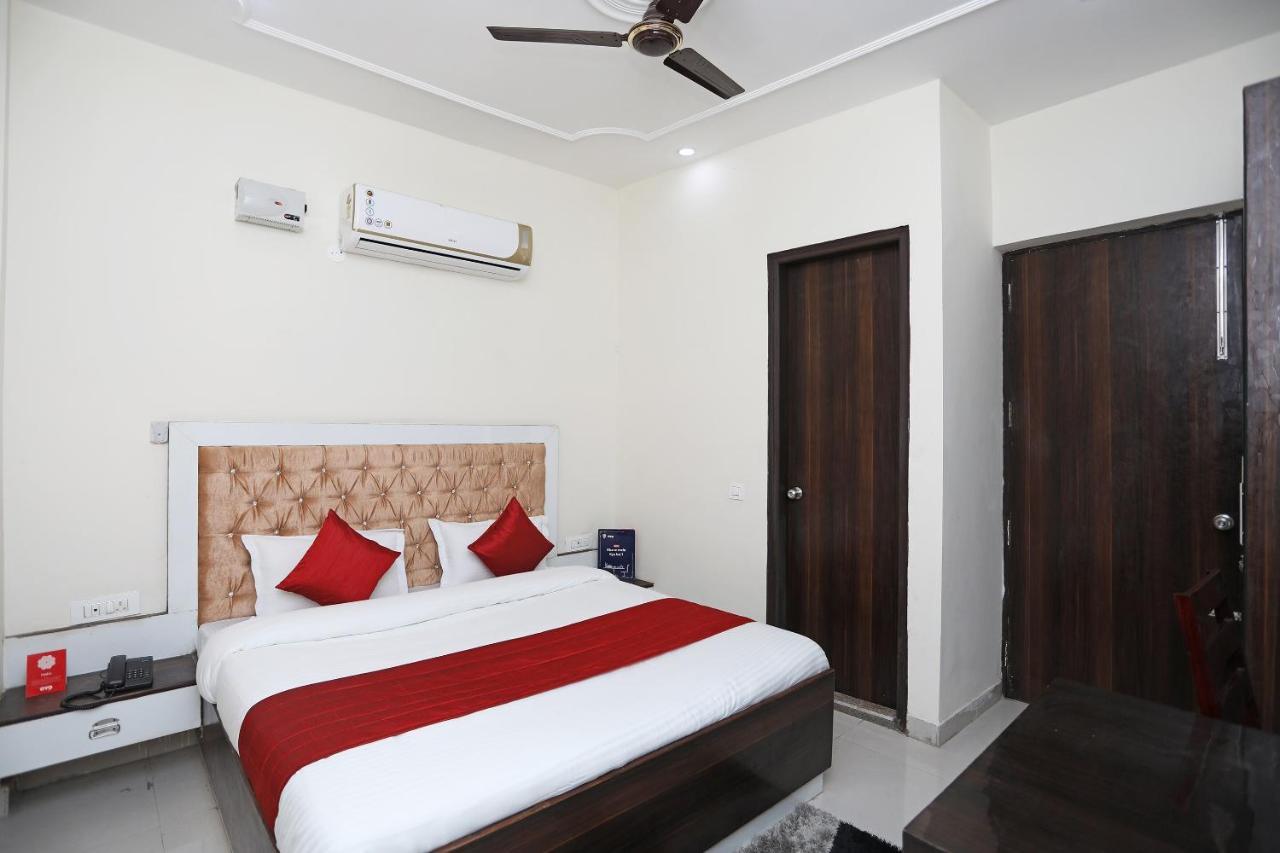 Oyo 13555 Amber Inn Γκουργκάον Εξωτερικό φωτογραφία